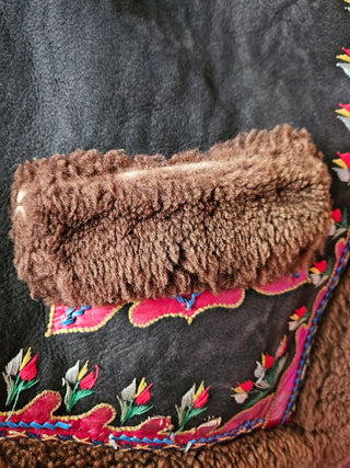VINTAGE - AFGHAN VINTAGE LEATHER EMBROIDED PATCHED SHEEPSKIN FUR TRIM